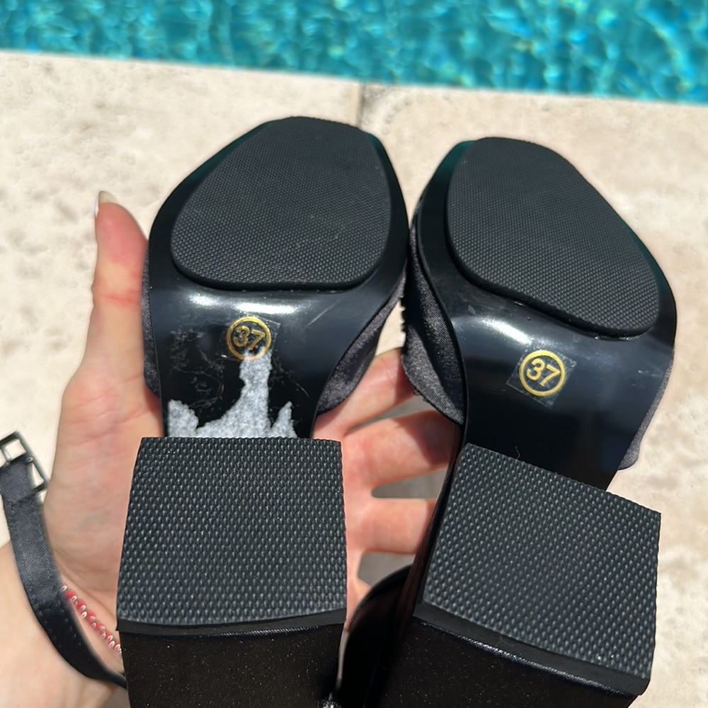🆕 Crystal Embellished Sandals - Picture 6 of 8